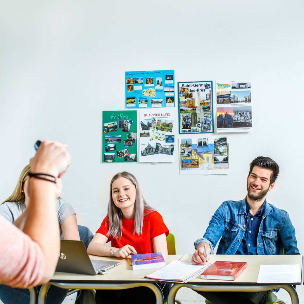 vier studenten lachend in de klas