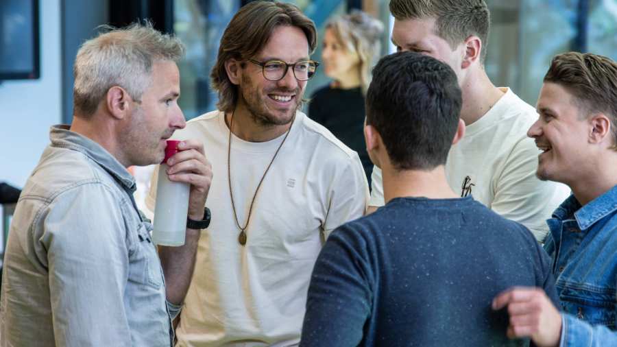 studenten in gesprek in klas op papendal