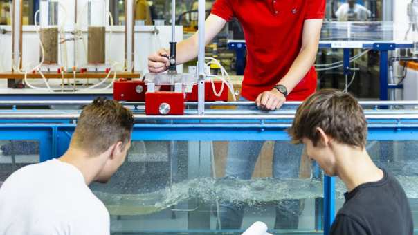 studenten werken in het waterlaboratorium