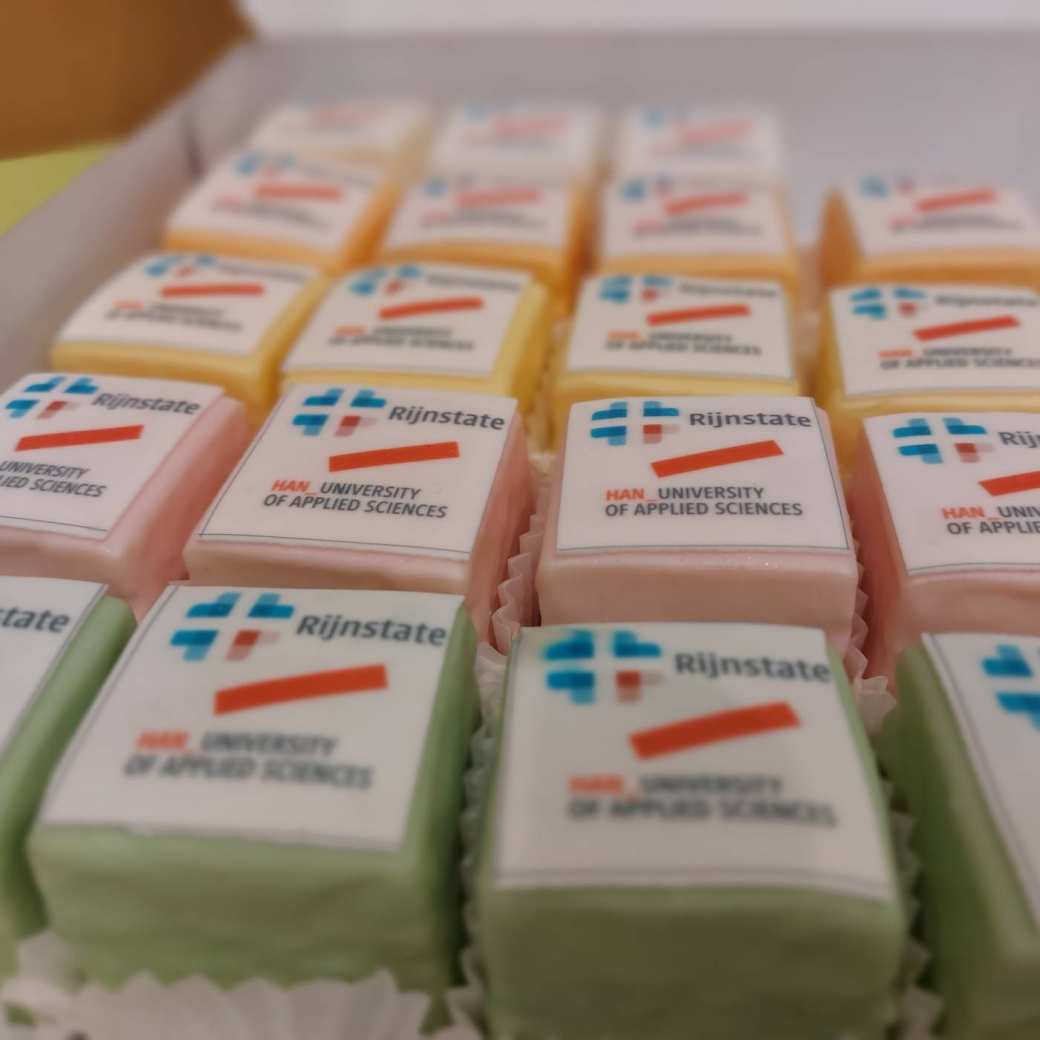 Gebakjes ter ere van de samenwerkingsovereenkomst HAN-Rijnstate