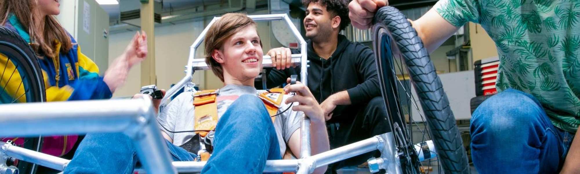 Automotive studenten werken aan vehicle eco marathon