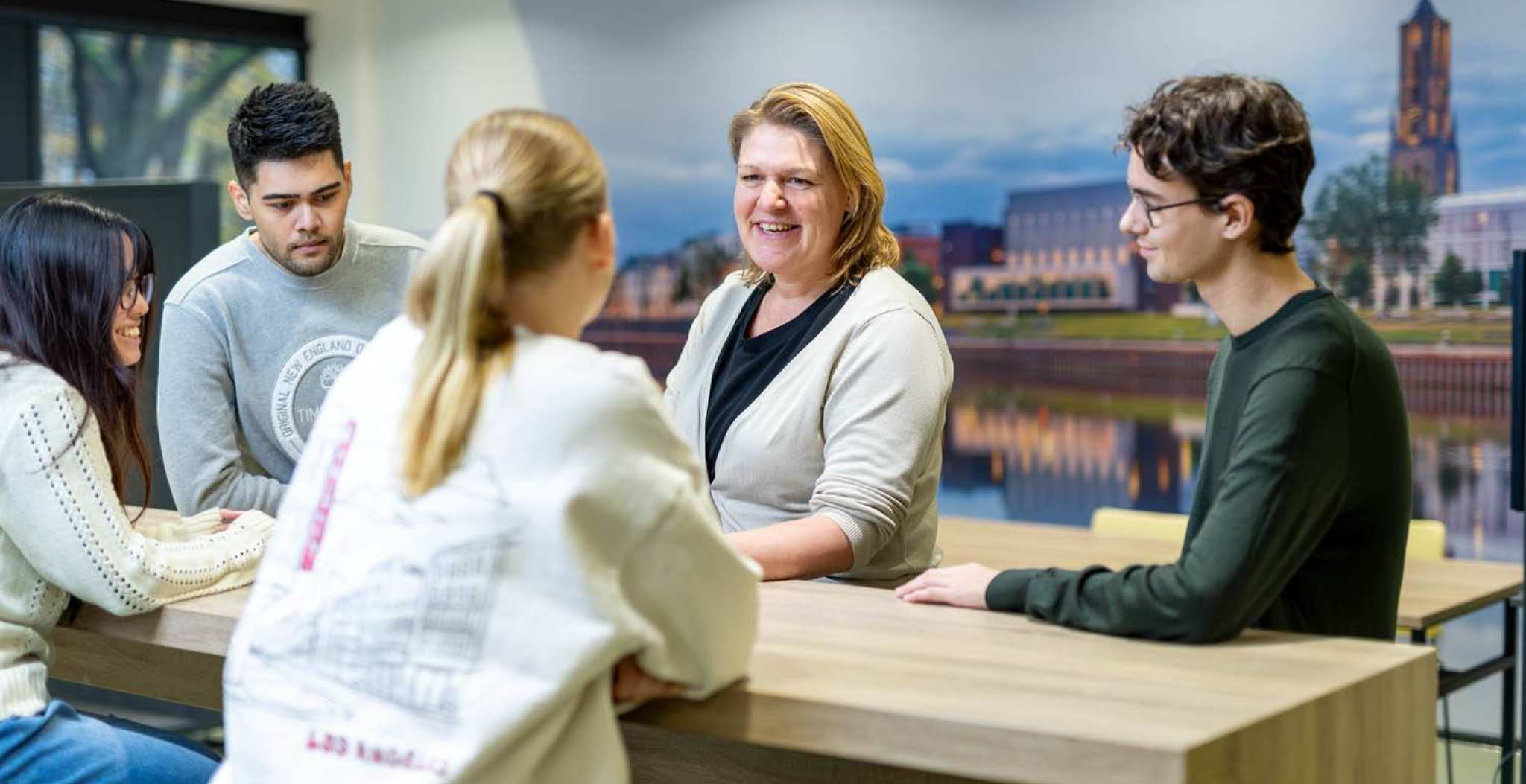 Suzanne in gesprek met studenten