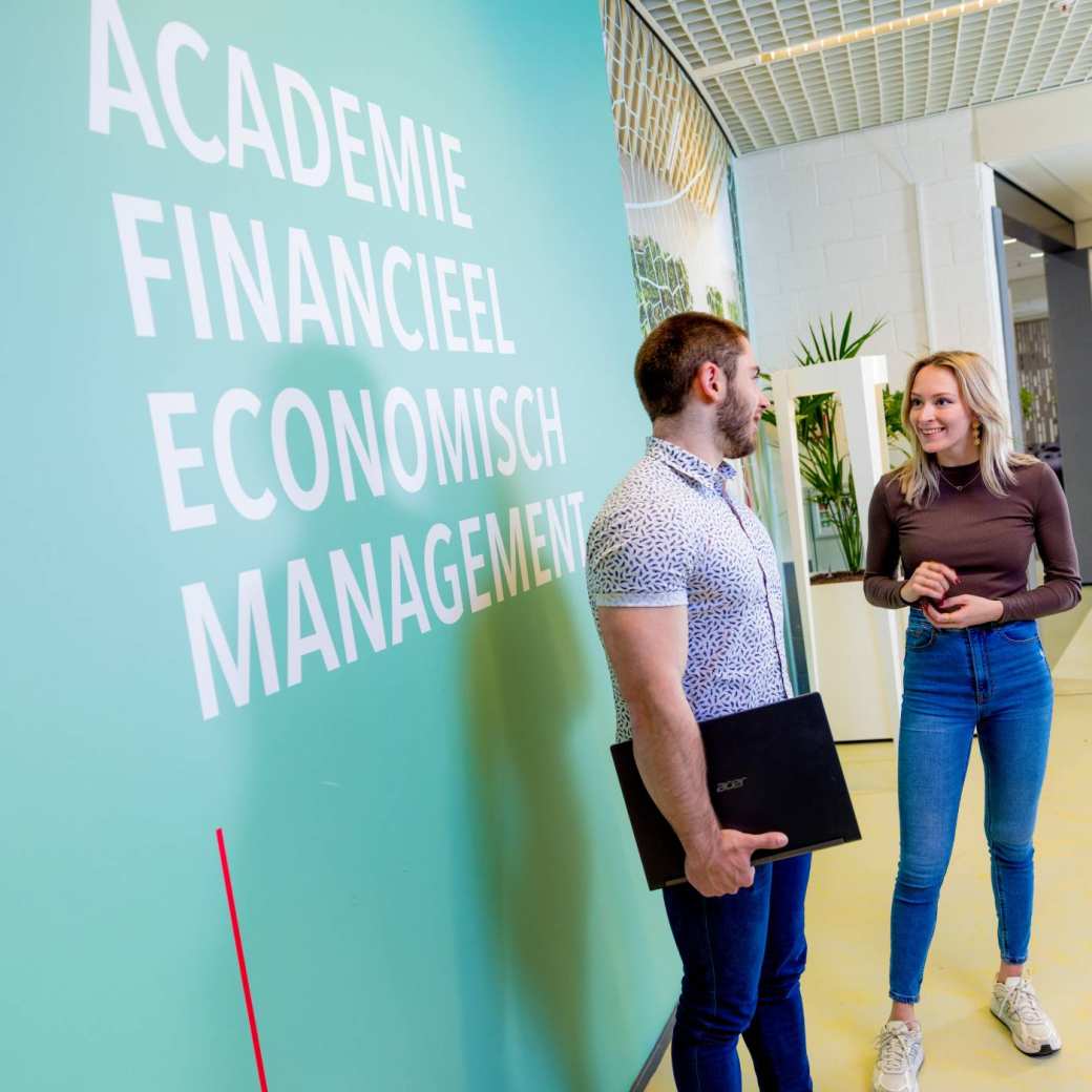 Finance-Tax-And-Advice_studenten-voor-afem-muur-0217_2023