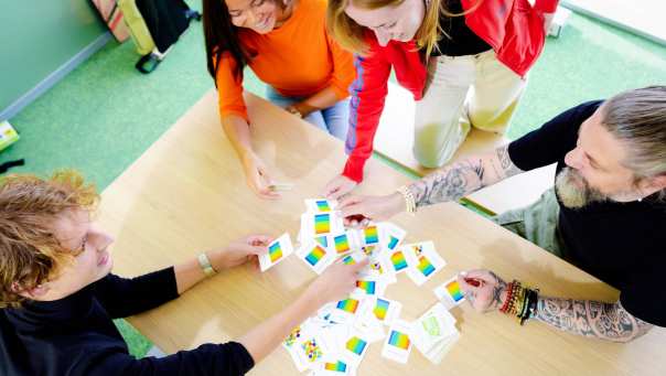 Communicatie studenten spelen spel