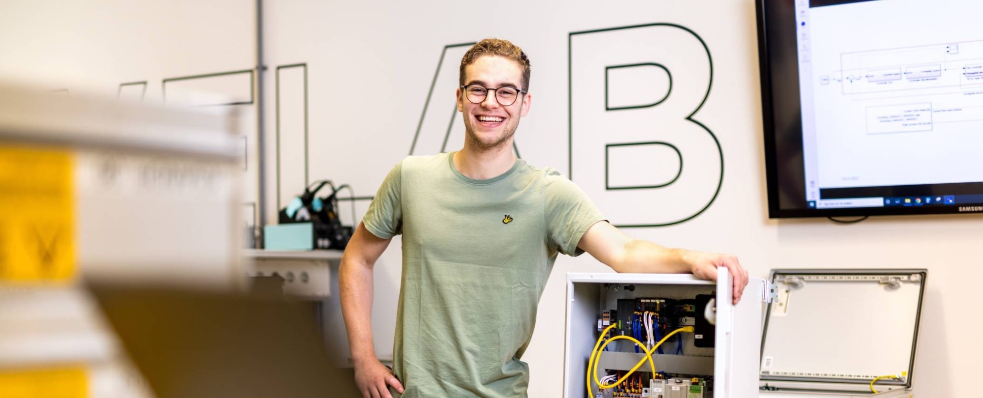 Elektrotechniek student Mik bij elektrotechnische installatie. 