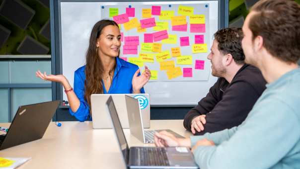 Commerciële Economie student geeft presentatie