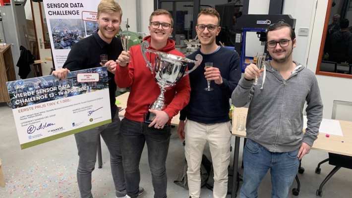 Foto van de winnaars van de Sensor Data Challenge 2023. Van links naar rechts Thomas Lautenbach, Jordi Pluk, András Ligeti en Vincent de Man. 