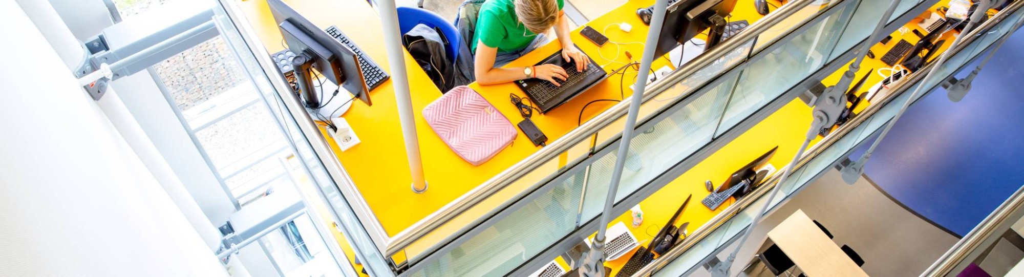 Werkplekken met computers en studenten