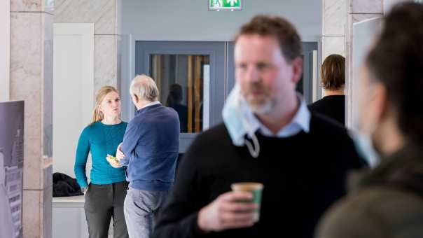 Gesprek in gang tussen twee personen tijdens pauze. 