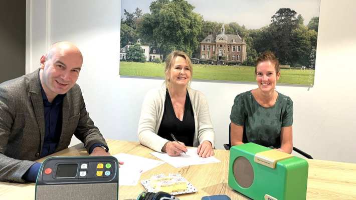 André Kok, Suzanne Haeijen en Hetty Cornelissen ondertekenen de samenwerking.