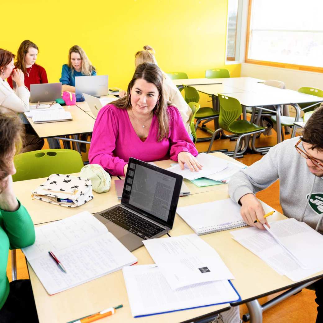 drie studenten kijken naar een laptop