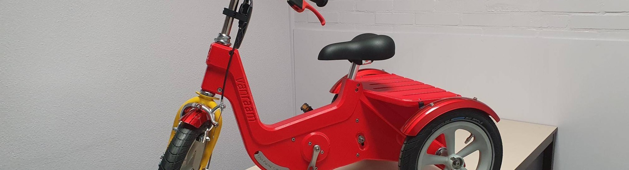 Rode 3d geprinte kinderfiets voor kinderen met een beperking. Van RAAM, Smart Region