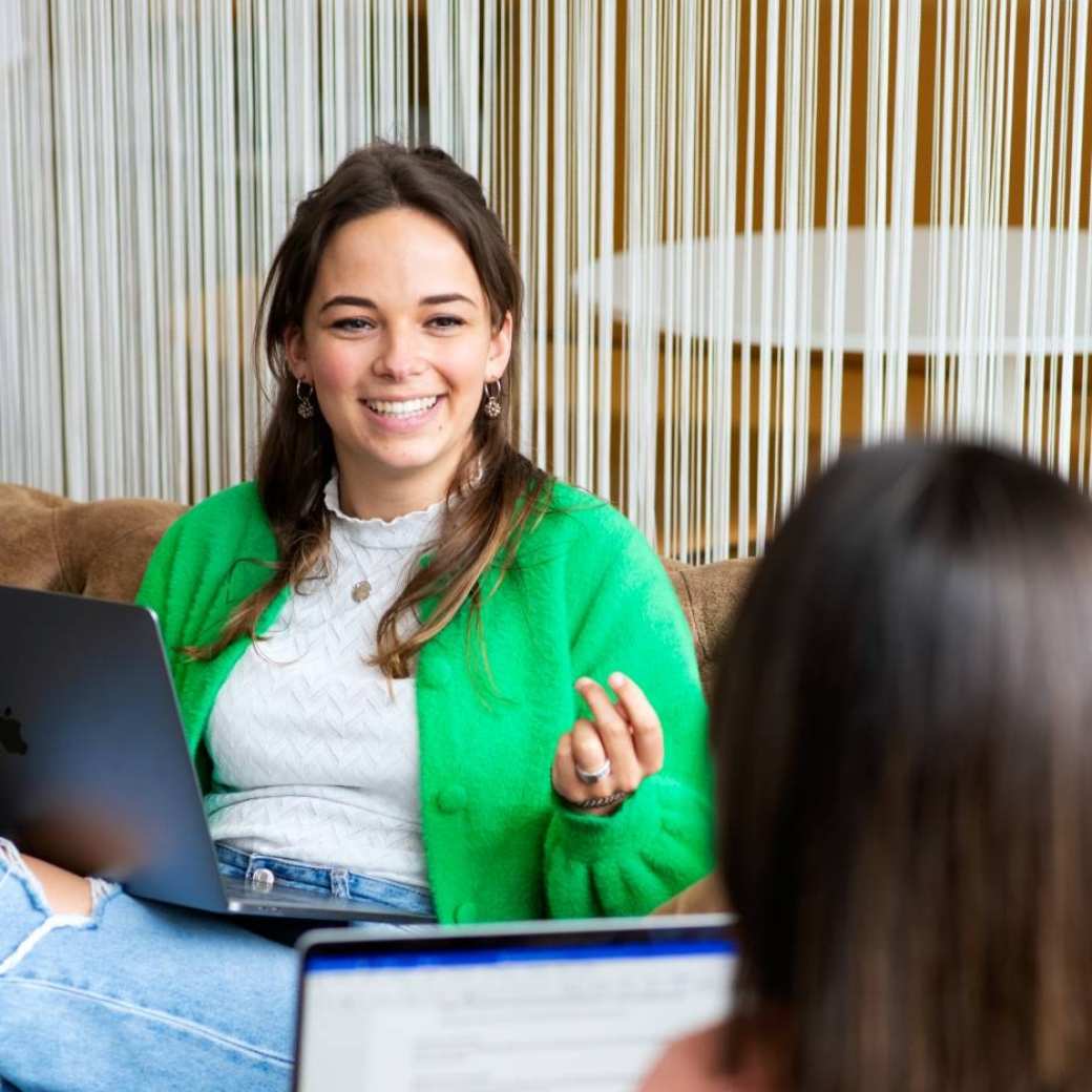 Studenten Logopedie studeren samen in de kantine van de HAN