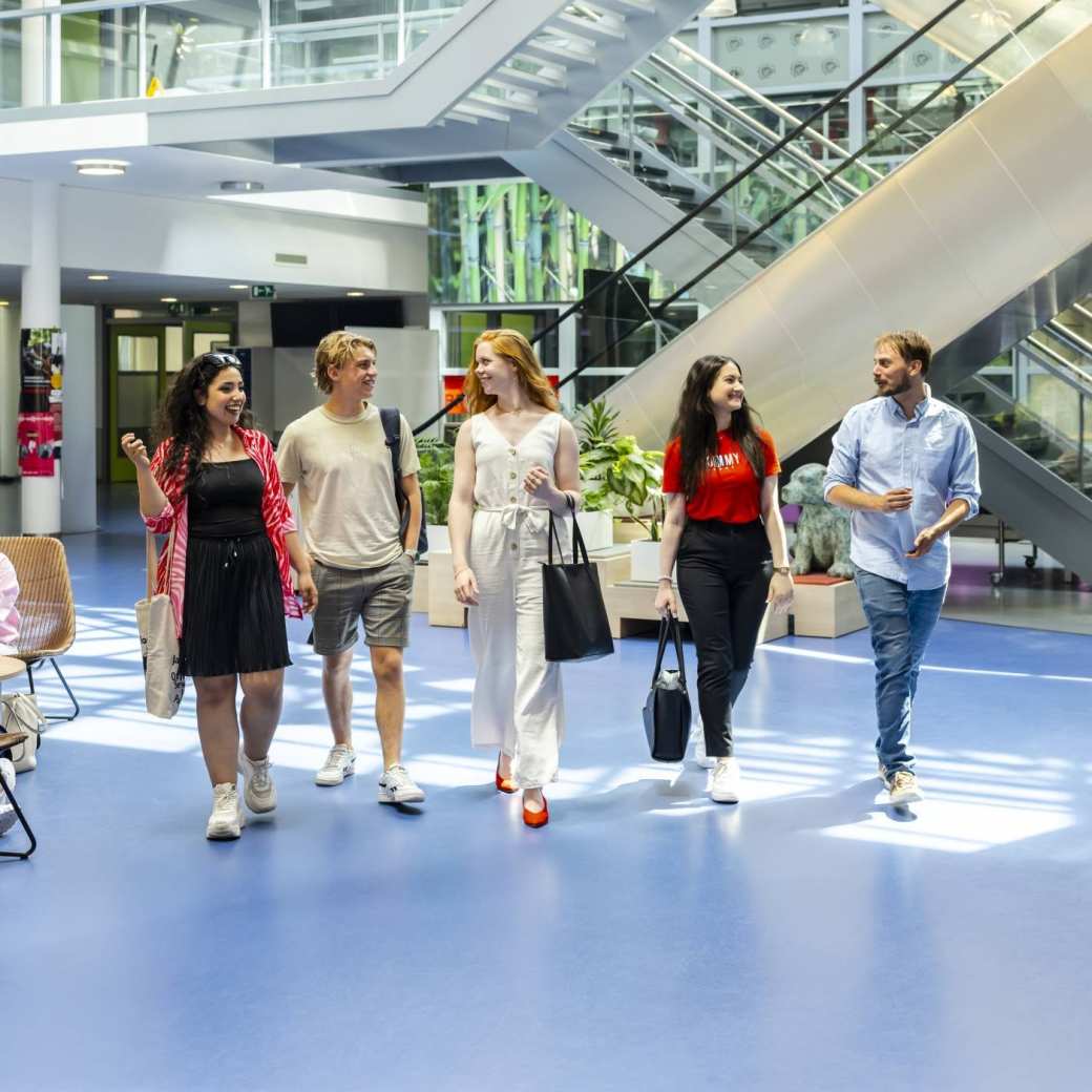 Studenten lopen in de hal van Laan van Scheut 10 in Nijmegen