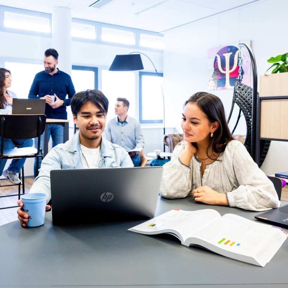 Studenten Toegepaste Psychologie werken op de laptop op de HAN in Nijmegen