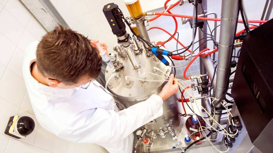 Werken met bioreactor in HAN BioCentre