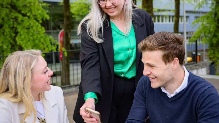 Studenten buiten de campus