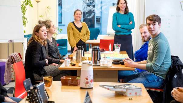 studenten vertellen elkaar over hun project