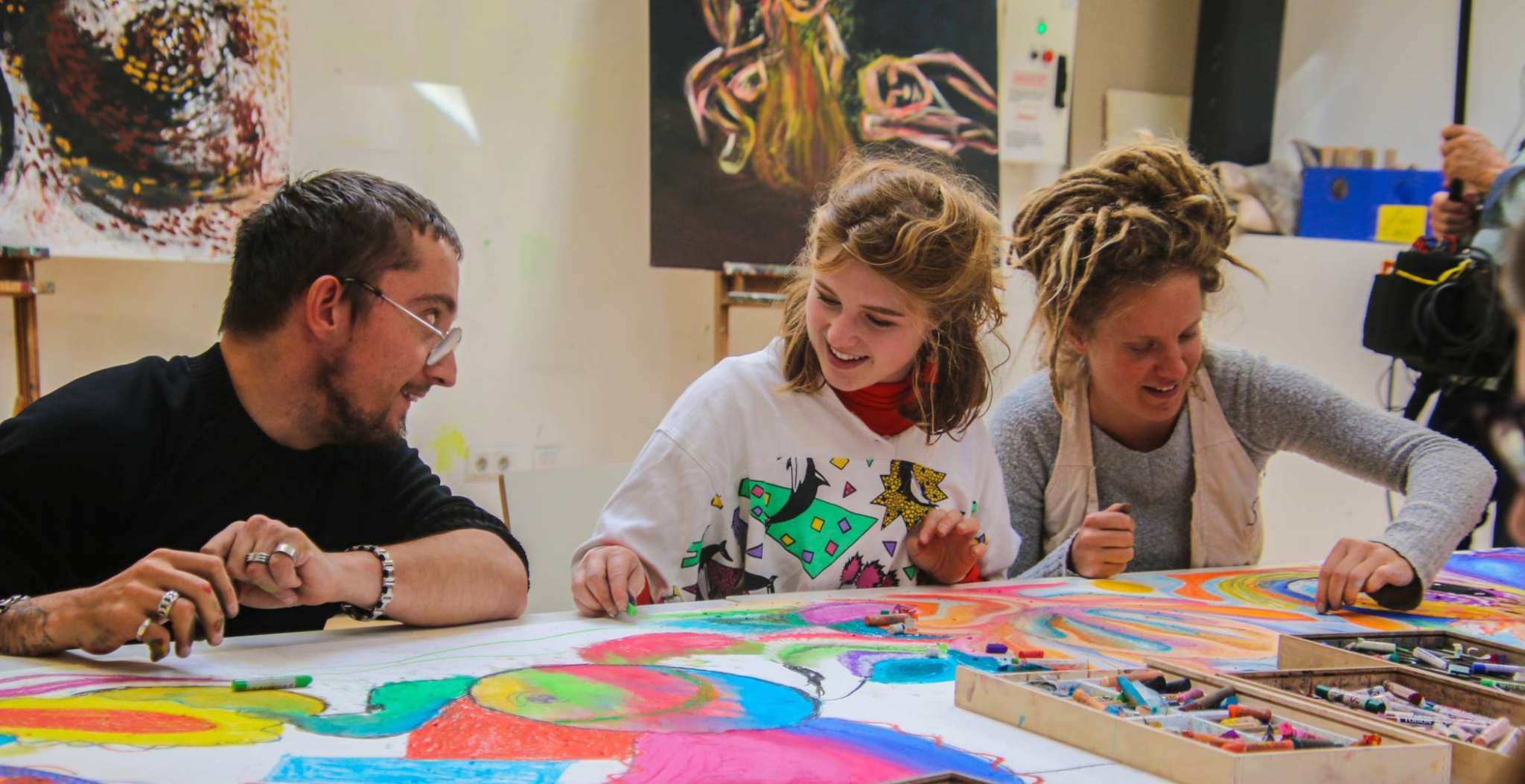 Leden van de art-based community werken samen aan een kunstwerk