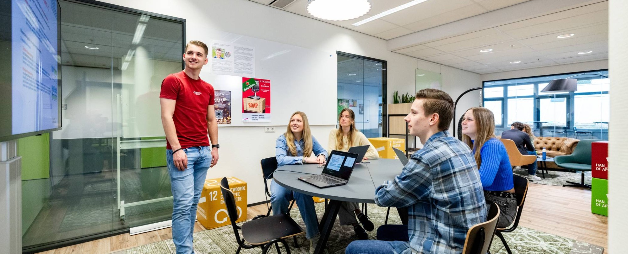 Student Facility Management geeft een presentatie aan medestudenten in de studio