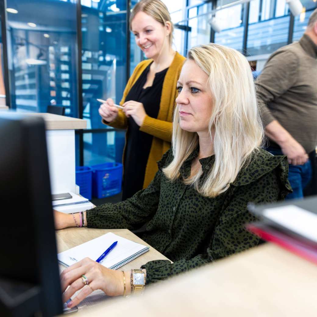 Nicolle Touwen en Tessa Warren, medewerkers van ASKHAN, aan het werk op kantoor