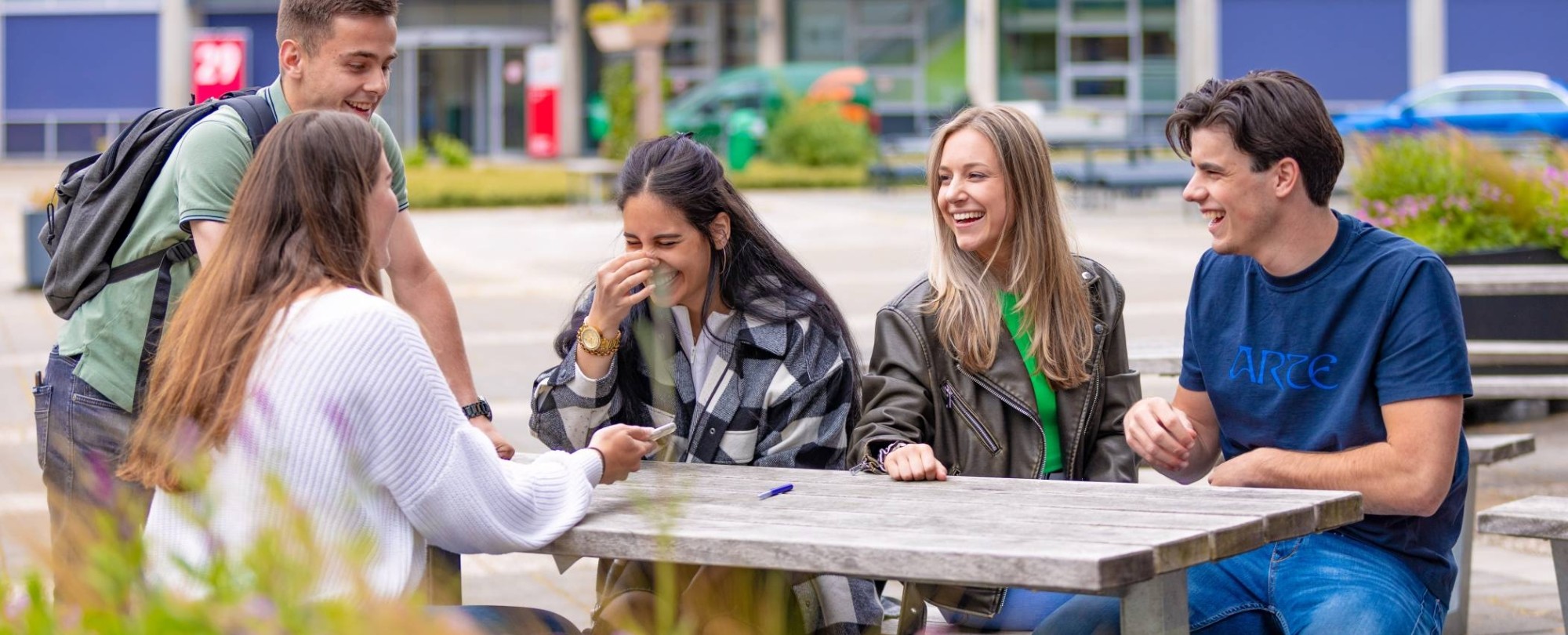 AFEM_studenten-buiten-plein-arnhem-0328_2023