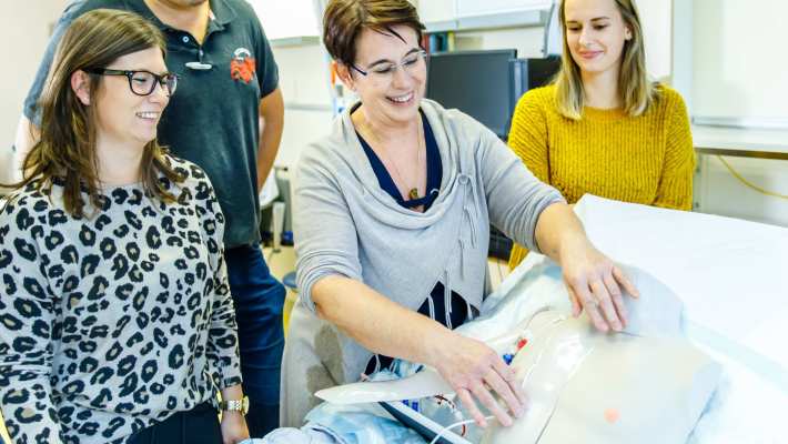 Docent geeft uitleg aan studenten verpleegkunde (posthbo)