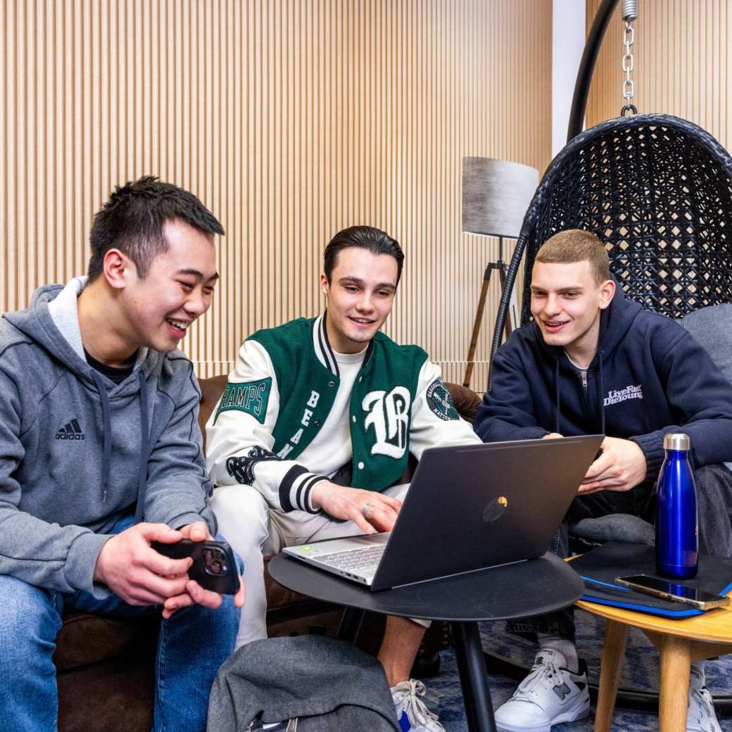 Studenten Logistics Management voltijd samen aan het werk