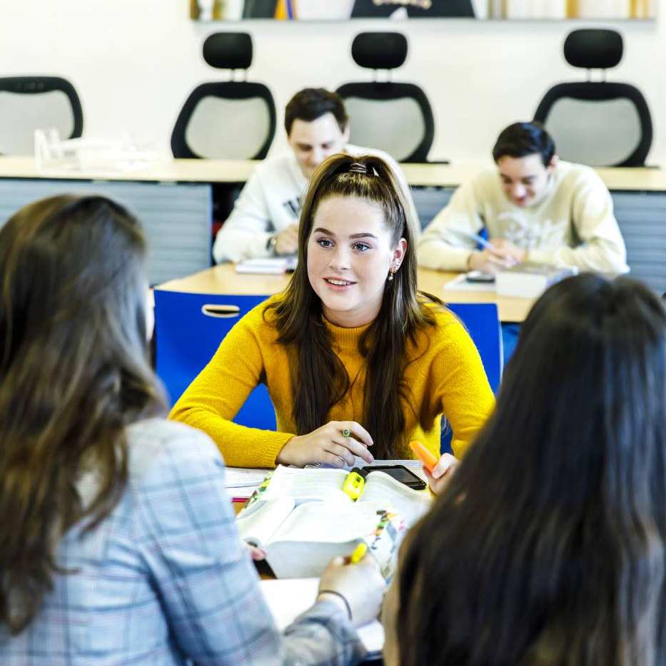 Studenten Recht en Bestuur deeltijd hebben les bij de HAN