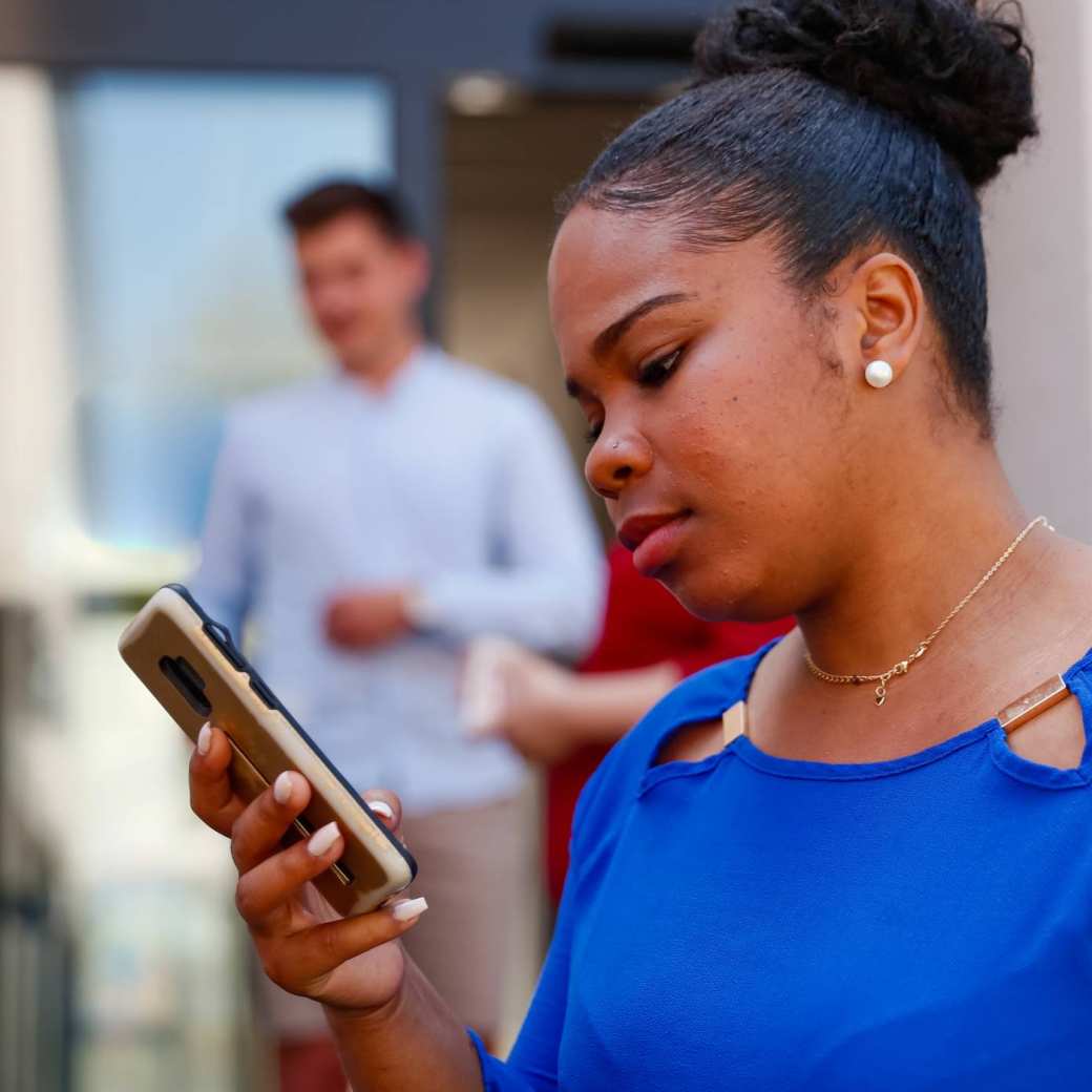 HBO master student checkt haar telefoon op socials.