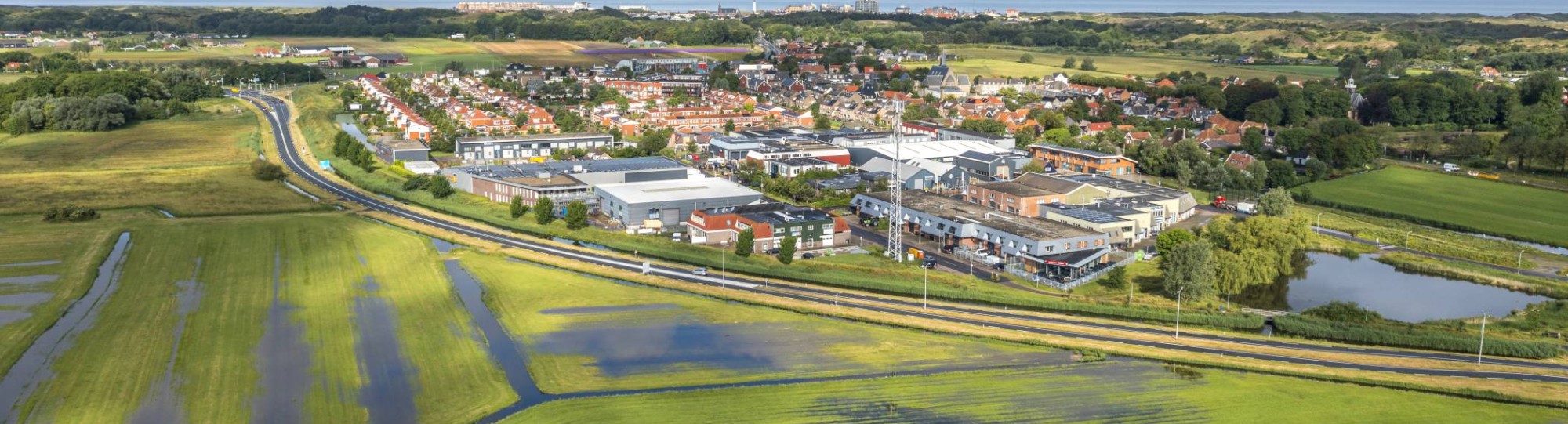 Luchtfoto van gebouwde omgeving voor de flyer met informatie over de cursussen binnen het CMW focusthema 'Duurzame gebiedsontwikkeling in de gebouwde omgeving'. 