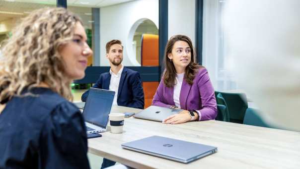 Studenten van de bachelor Commerciële Economie deeltijd, duaal in gesprek en samenwerken. 