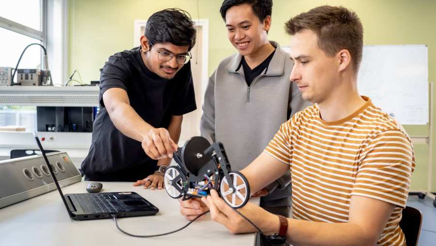 studenten werken samen aan een project