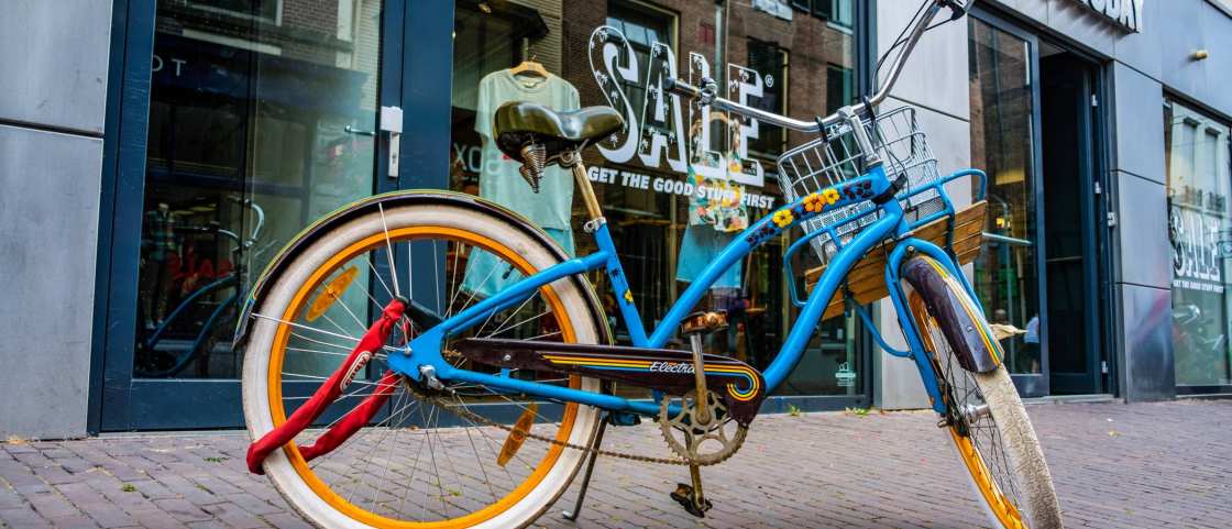 fiets in winkelstraat