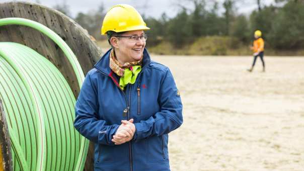 Claudia Broekema bij een rol met groene kabels. Zij is van Volandis in Harderwijk en weet alles van het Digital Skills Paspoort.