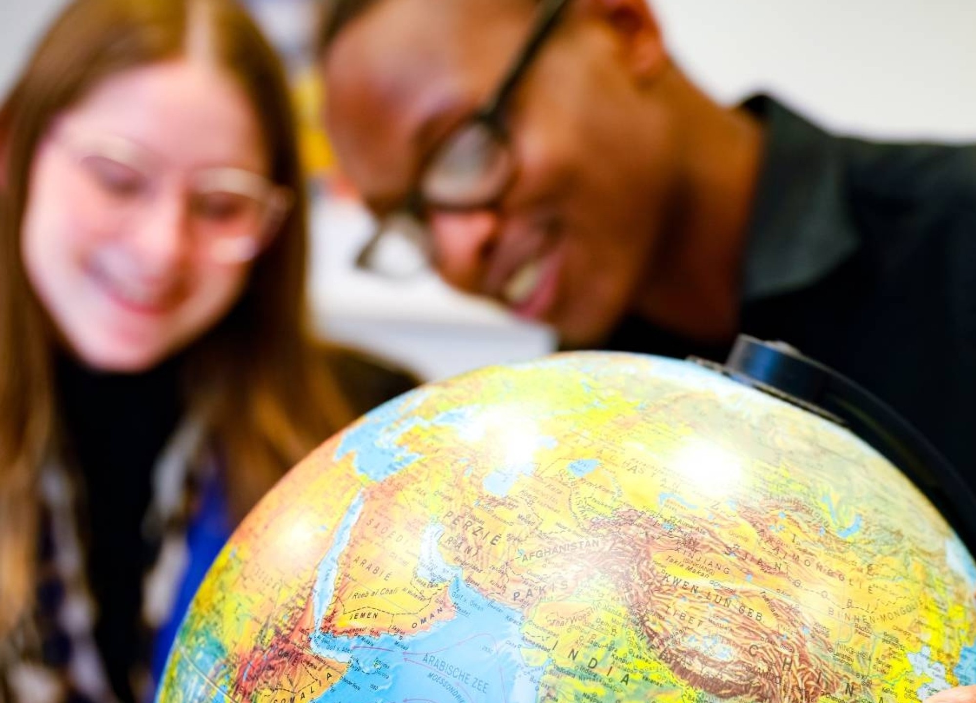 Studenten draaien aan wereldbol