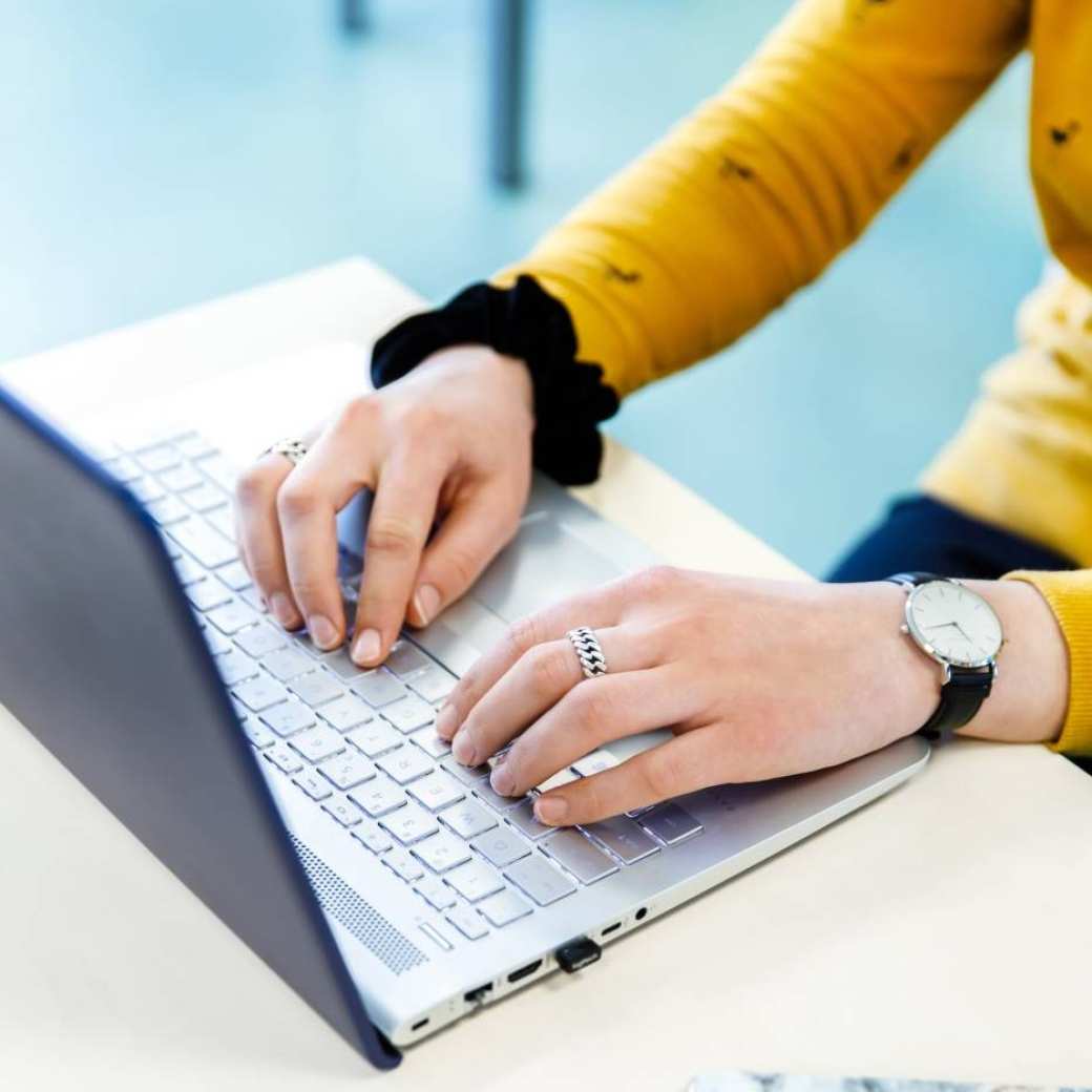 Laptop bij Centrum voor Ondernemerschap (CvO).