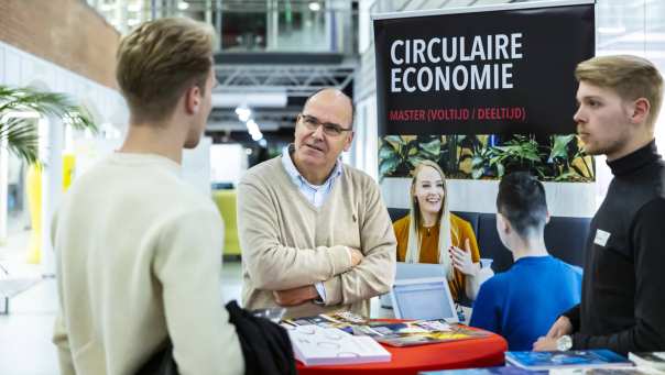 Open Avond Arnhem. Bezoekers master circulaire economie op informatiemarkt Ruitenberglaan 31, Arnhem