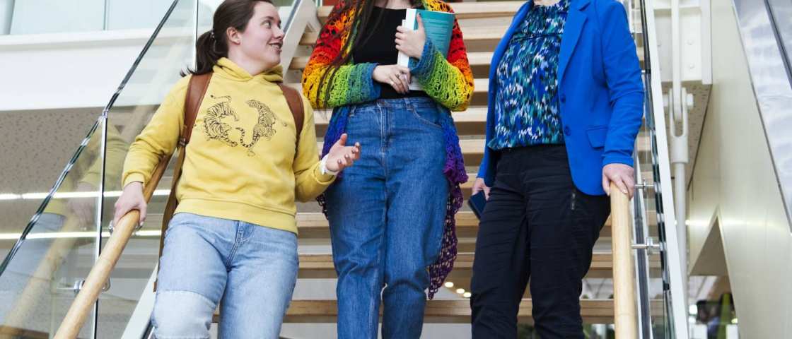 3 studenten van de Educatie masteropleidingen in gesprek op de trap op Kapittelweg 35 Nijmegen