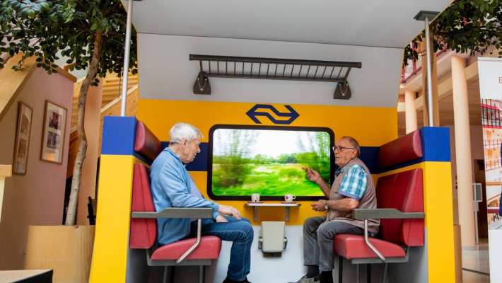 Nagemaakt treincoupe in verzorgingshuizen. 