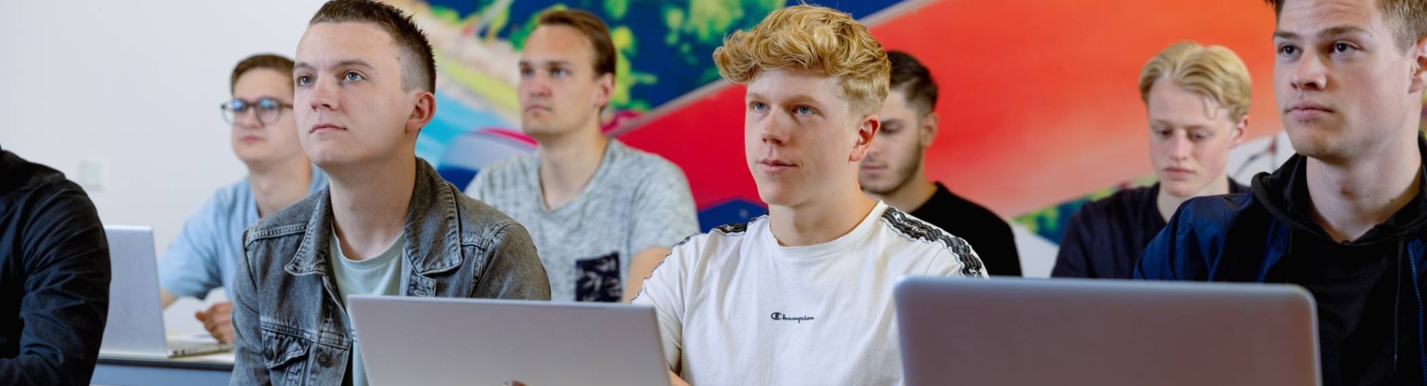 Groep Fnance & Control studenten die opletten tijdens les in Arnhem