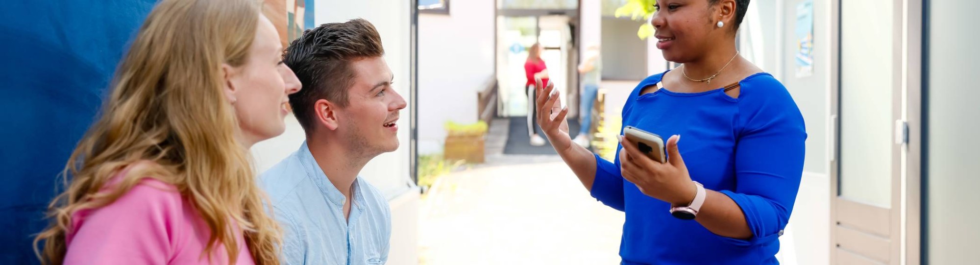 Studenten praten over het aanvragen van een tegenmoetkoming studievoucher.