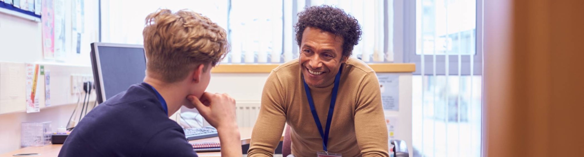 Mannelijke pedagoog aan het werk. Pedagogiek. Stockfoto voor Nieuwsartikel.