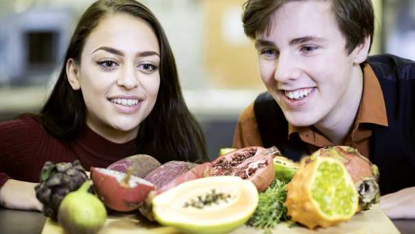 kijken op dienblad met gezonde voeding