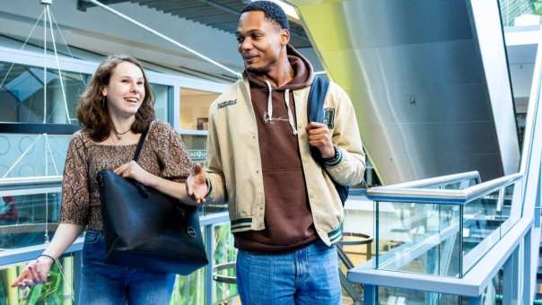 Studenten lopen op de trap op de HAN in Nijmegen