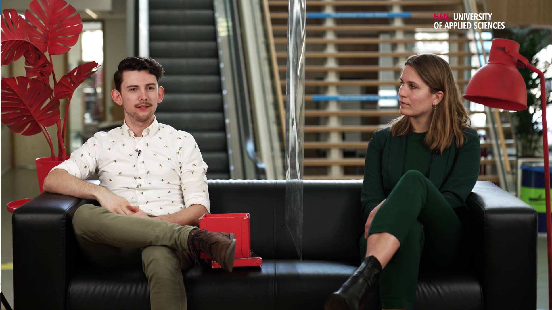 Bankvideo met Eline Janssen en Jim Brouns master circulaire economie studenten 