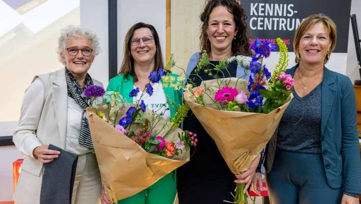 Het College van Bestuur en de Academiedirecteur nemen afscheid van de lector en associate lector van het lectoraat Organisatie van Zorg en Dienstverlening.