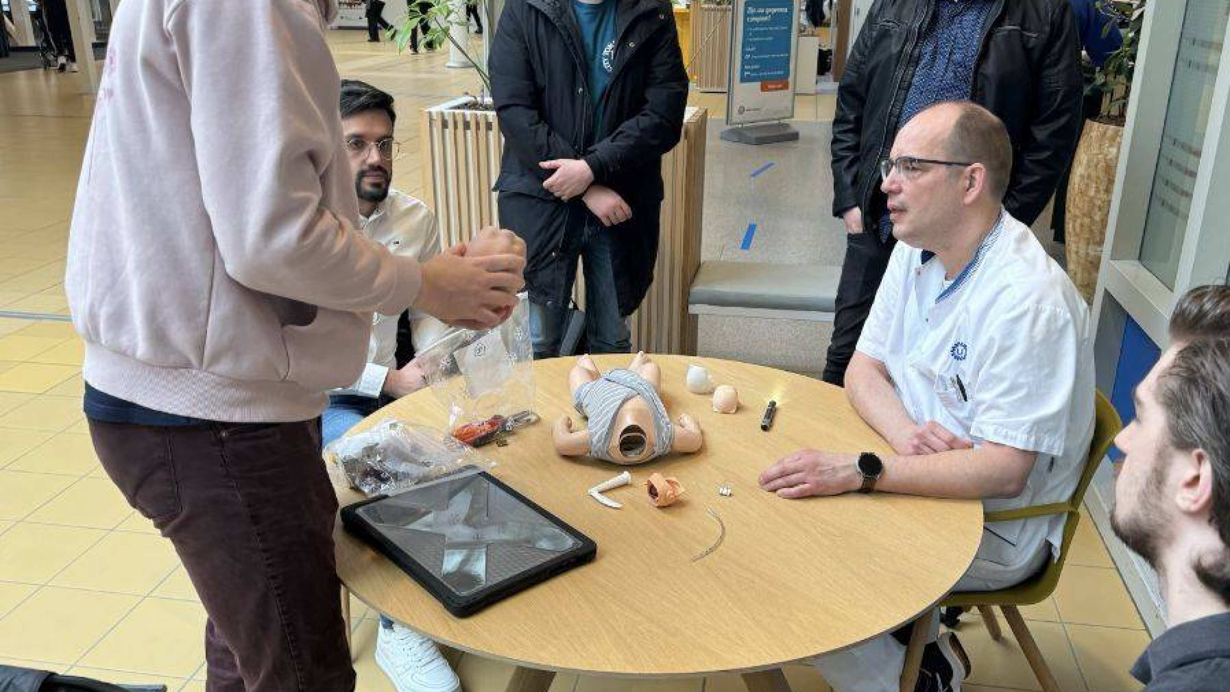 IPO-student Stijn studeerde succesvol af op een reanimatiepop die gebruikt wordt om Basic Life Support voor baby's te trainen. 

Stijn is even daarvoor naar het Wilhelmina Kinderziekenhuis (WKZ) gegaan met het resultaat van zijn afstudeerproject. 

Arts Jozua heeft zijn product getest en feedback gegeven op basis van zijn extensieve ervaring op de neonatale intensive care.