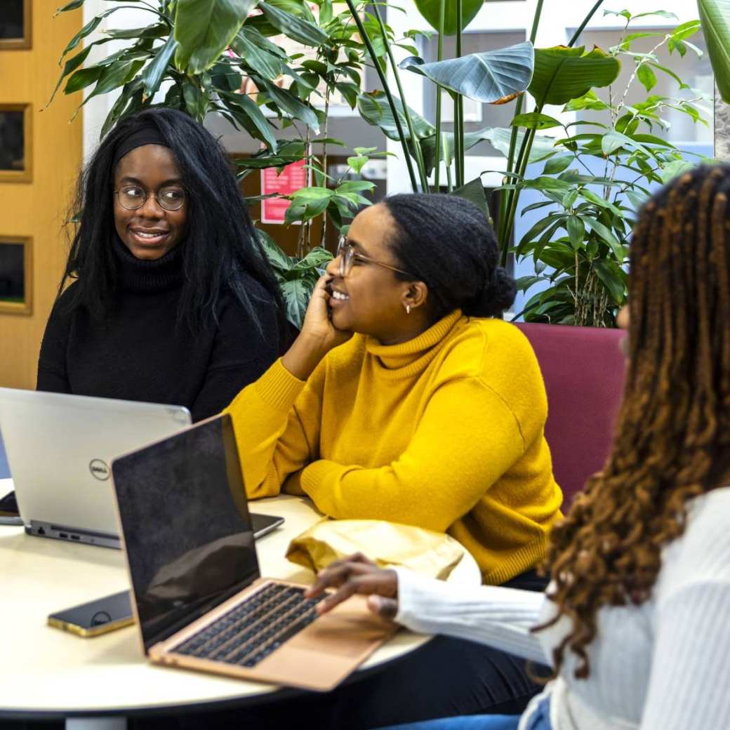 International Social Work. Groepje studenten aan tafel in gesprek op locatie Kapittelweg 33 in Nijmegen