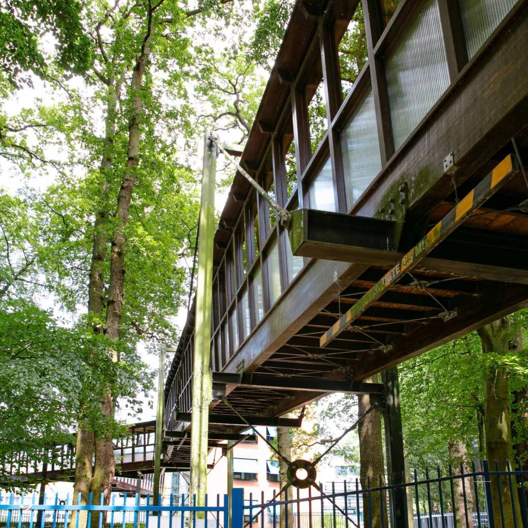 Loopbrug op de HAN Campus in Arnhem tussen de gebouwen